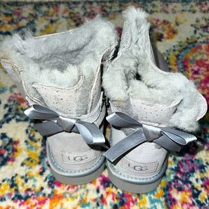 NWOT Ugg grey silver boots